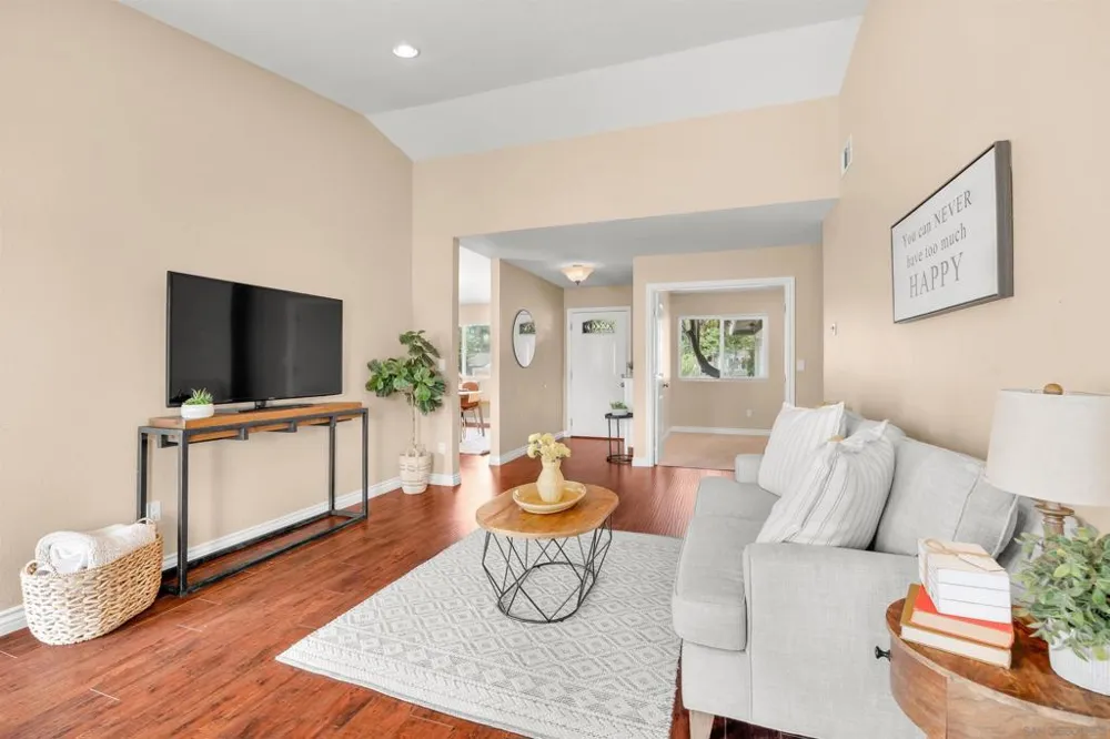 2421 S Barcelona Spring Valley, CA 91977