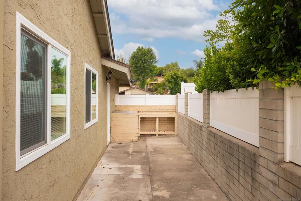 2421 S Barcelona Spring Valley, CA 91977