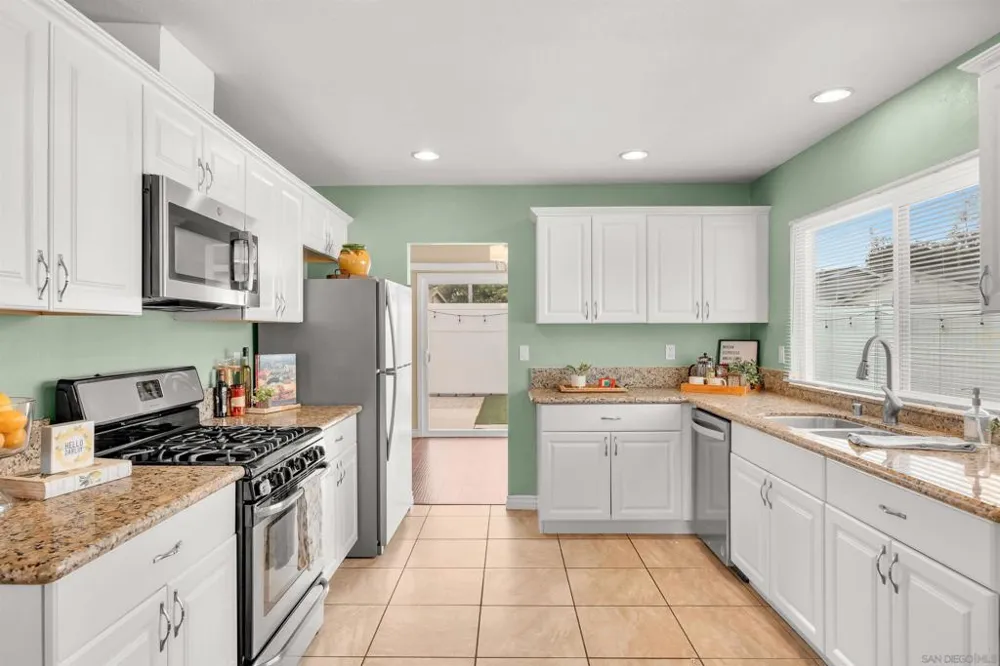 2421 S Barcelona Spring Valley, CA 91977