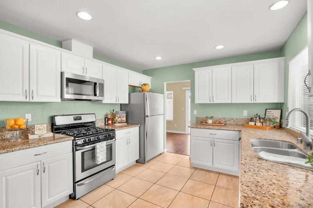 2421 S Barcelona Spring Valley, CA 91977