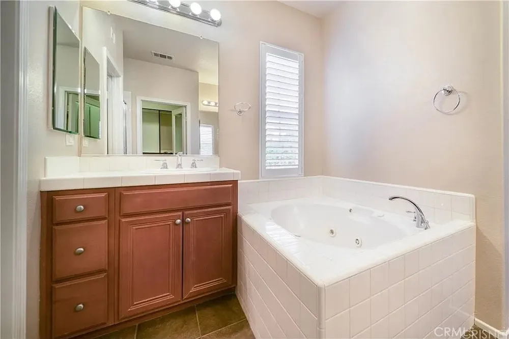 27469 Coldwater Valencia, CA 91354