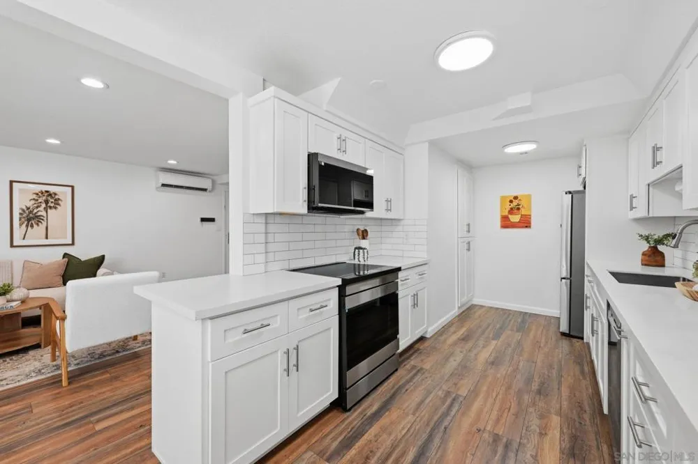8963 Caminito Fresco La Jolla, CA 92037