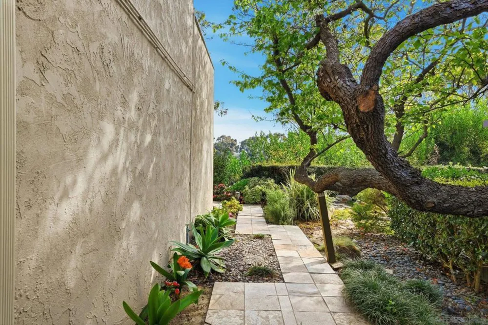 8963 Caminito Fresco La Jolla, CA 92037