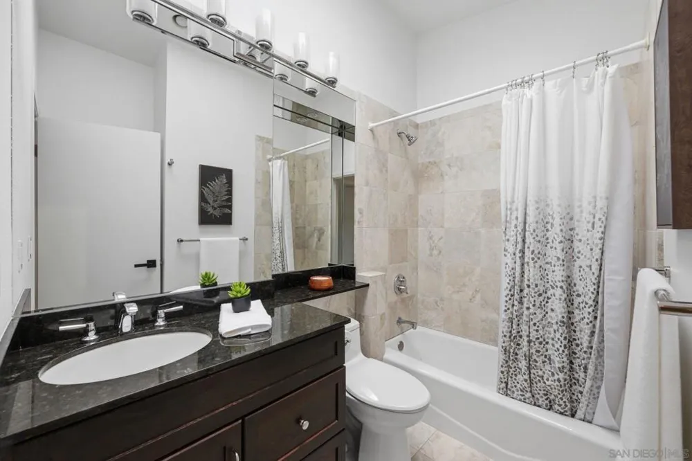8963 Caminito Fresco La Jolla, CA 92037