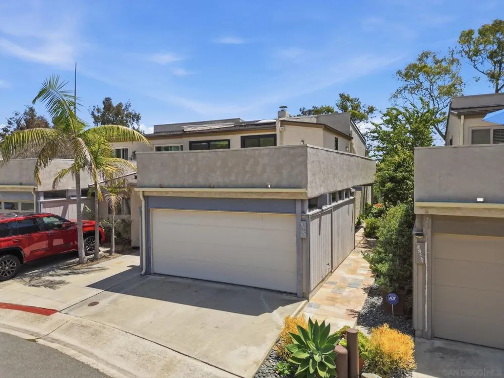 8963 Caminito Fresco La Jolla, CA 92037