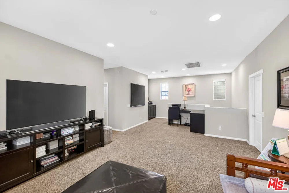19860 Via Ott Santa Clarita, CA 91321