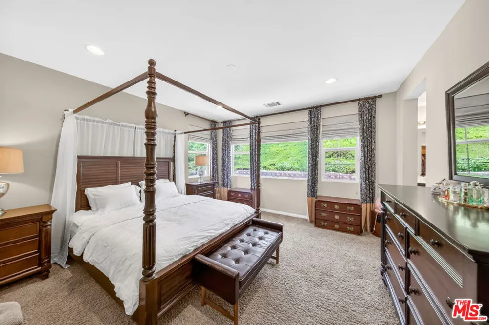 19860 Via Ott Santa Clarita, CA 91321