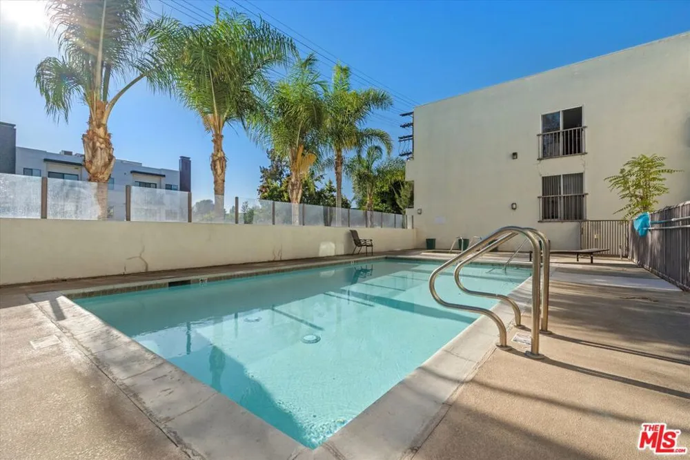4702 Fulton Avenue #202 Sherman Oaks, CA 91423
