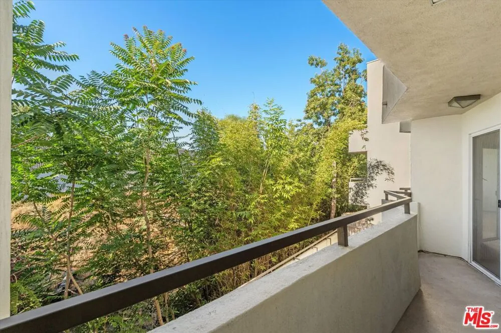 4702 Fulton Avenue #202 Sherman Oaks, CA 91423