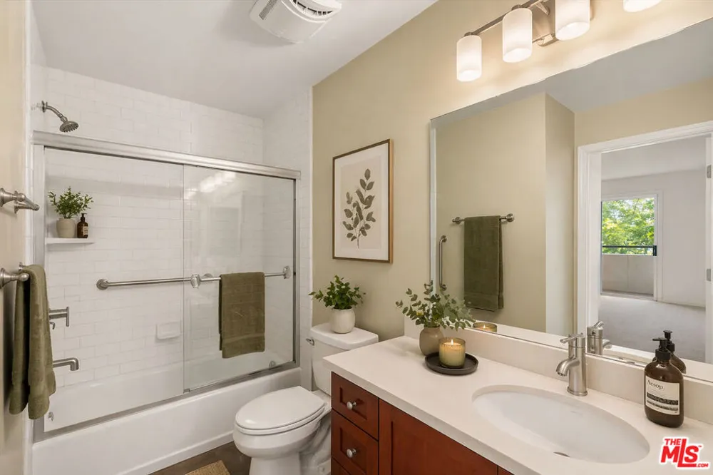 4702 Fulton Avenue #202 Sherman Oaks, CA 91423