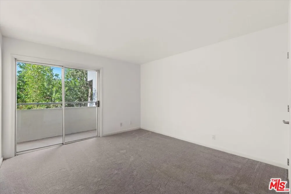 4702 Fulton Avenue #202 Sherman Oaks, CA 91423