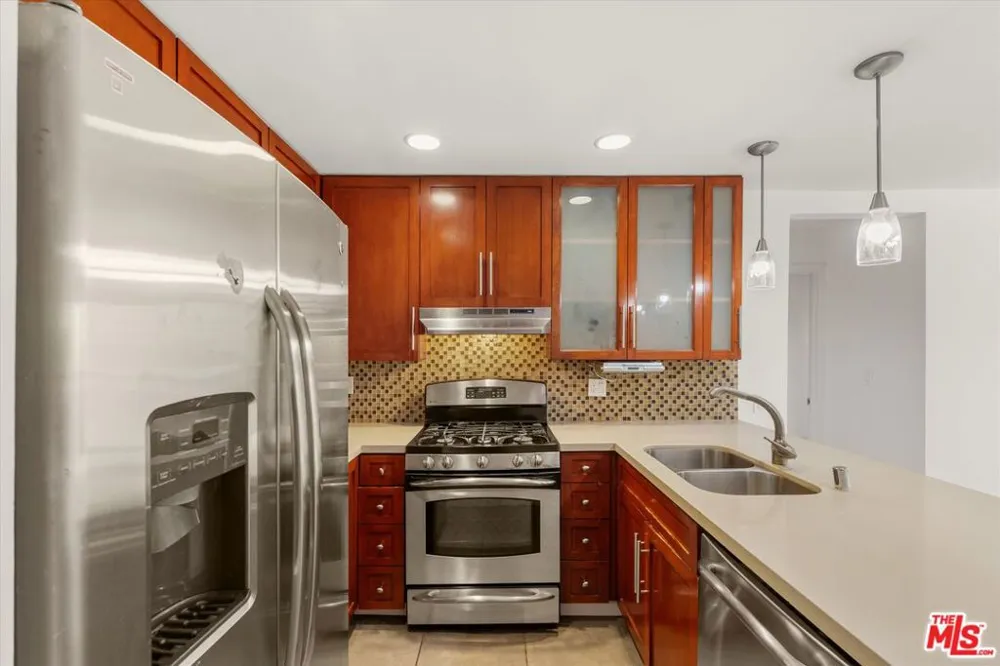 4702 Fulton Avenue #202 Sherman Oaks, CA 91423