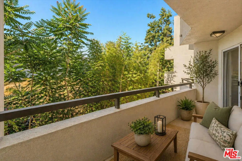 4702 Fulton Avenue #202 Sherman Oaks, CA 91423