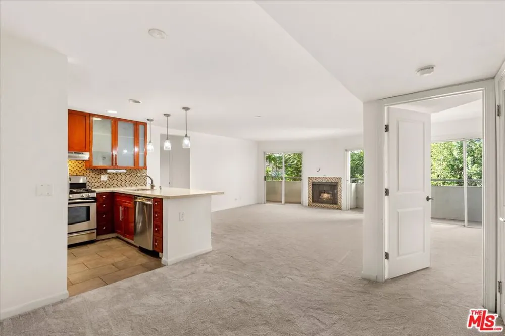 4702 Fulton Avenue #202 Sherman Oaks, CA 91423