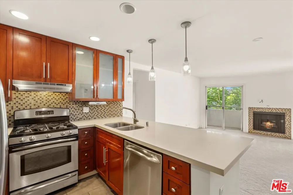 4702 Fulton Avenue #202 Sherman Oaks, CA 91423