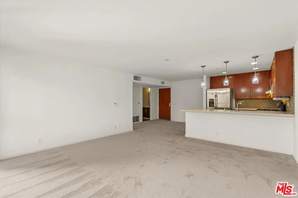 4702 Fulton Avenue #202 Sherman Oaks, CA 91423