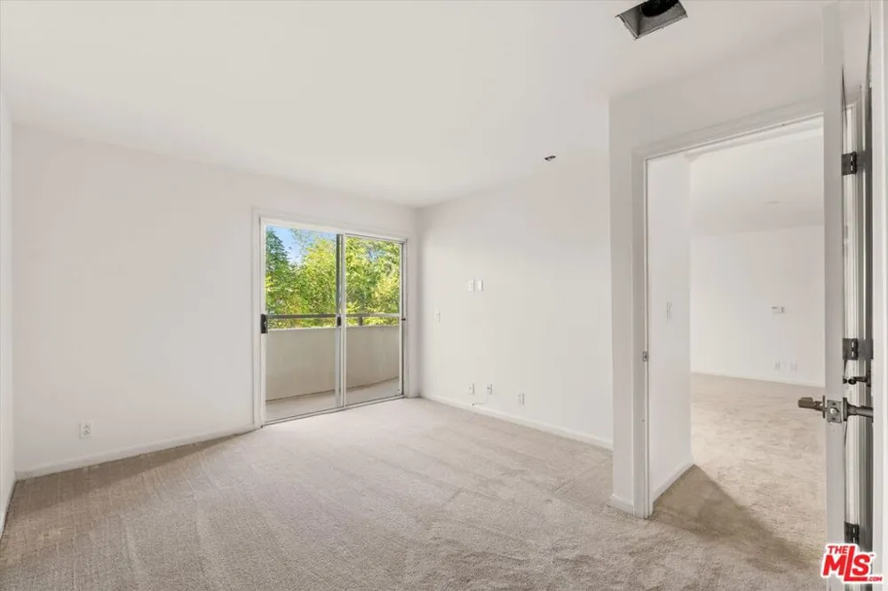 4702 Fulton Avenue #202 Sherman Oaks, CA 91423