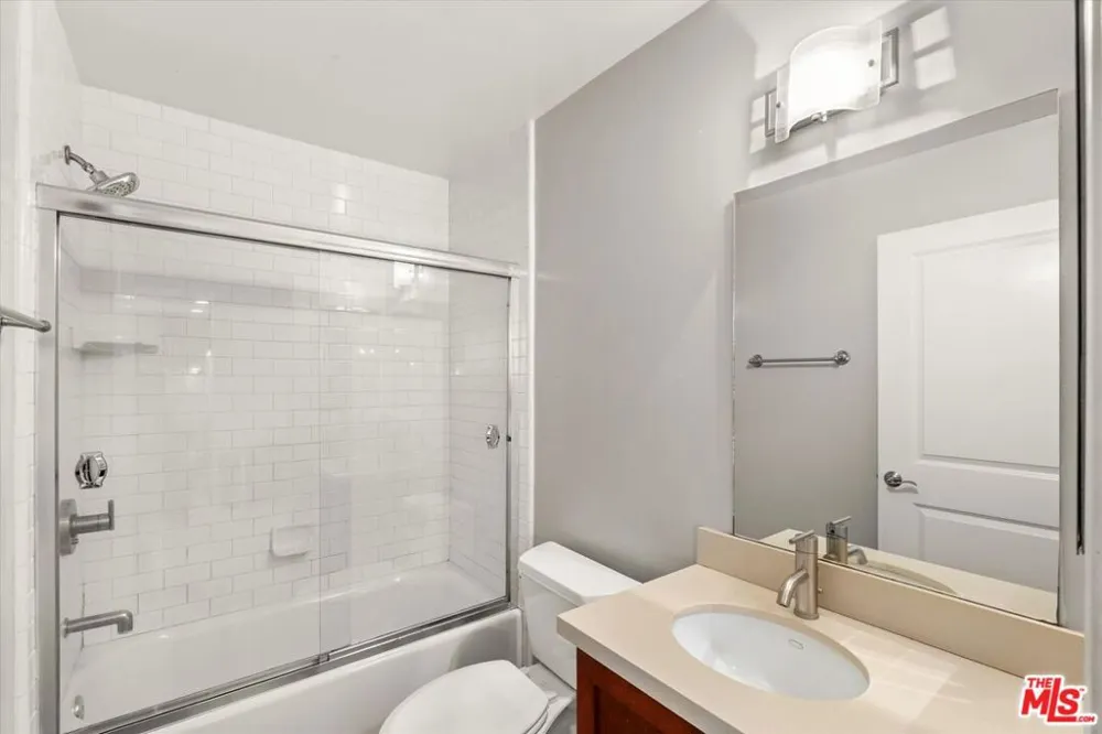 4702 Fulton Avenue #202 Sherman Oaks, CA 91423