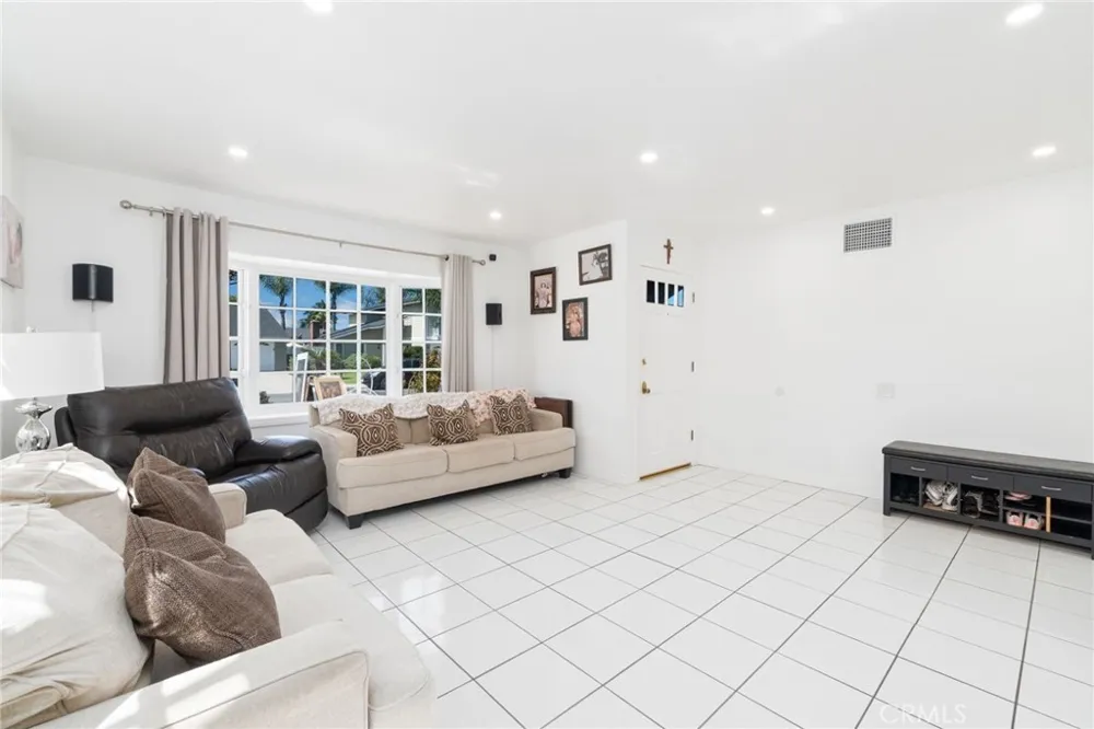 4331 Rafael Irvine, CA 92604