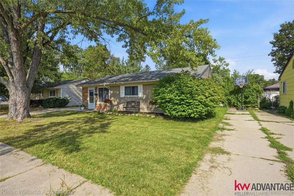 18450 Kinloch Redford Charter Township, MI 48240
