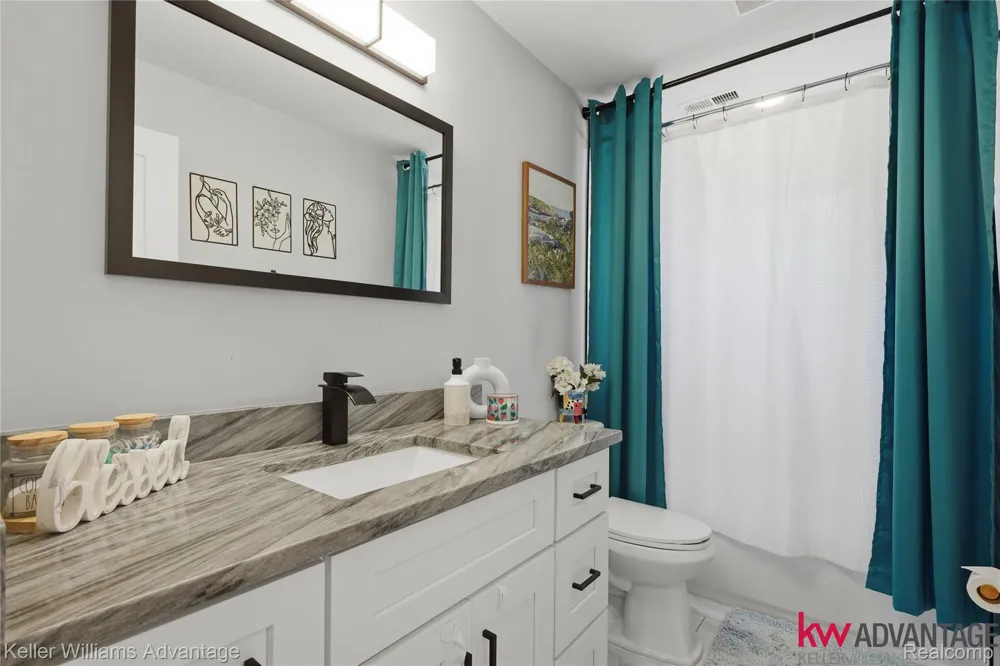 18450 Kinloch Redford Charter Township, MI 48240