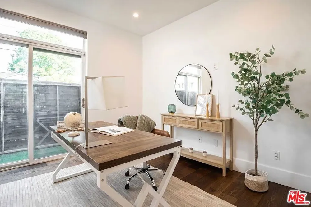 3496 Redwood Avenue Los Angeles, CA 90066