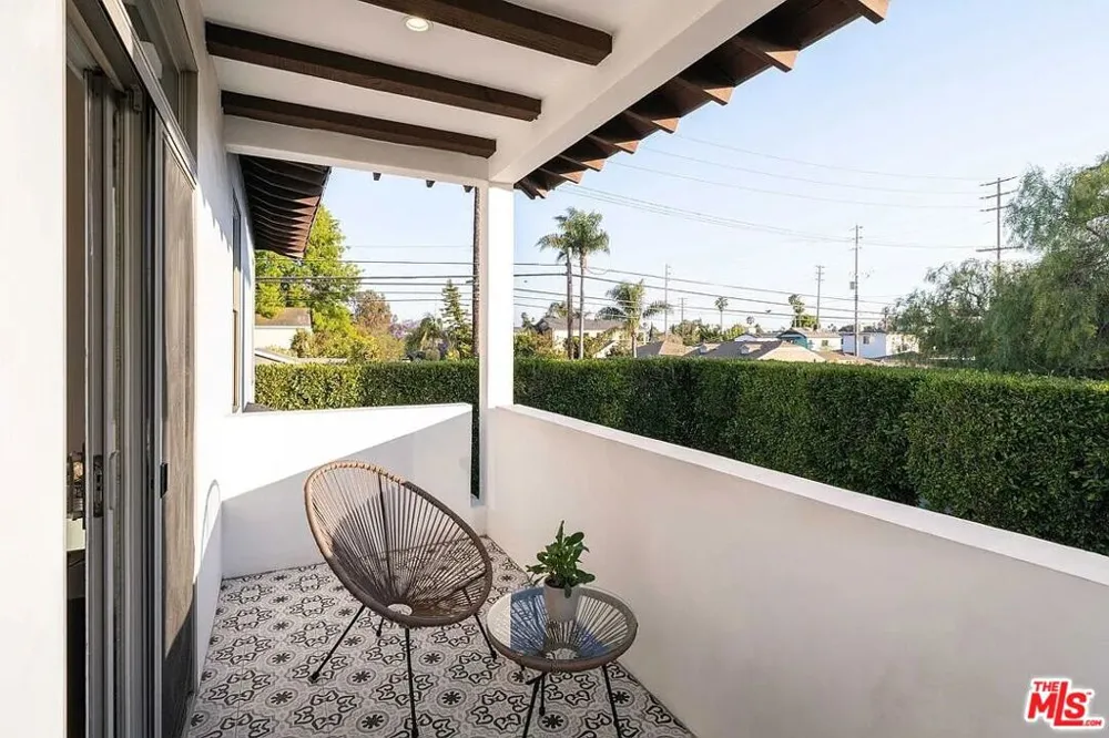 3496 Redwood Avenue Los Angeles, CA 90066