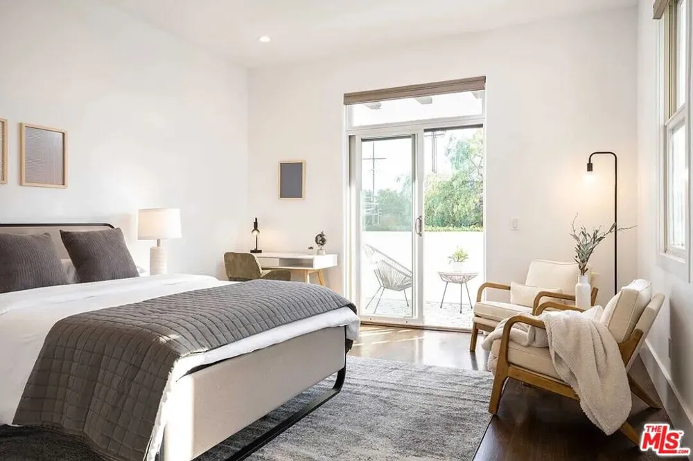 3496 Redwood Avenue Los Angeles, CA 90066