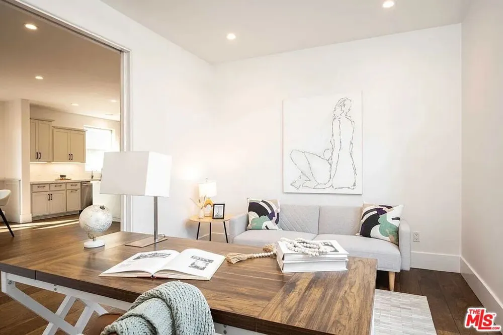 3496 Redwood Avenue Los Angeles, CA 90066