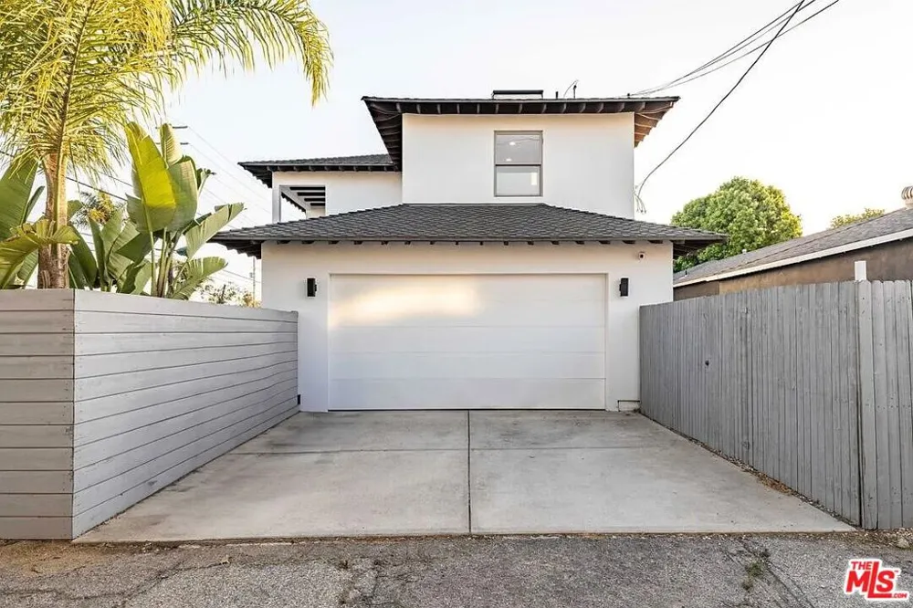3496 Redwood Avenue Los Angeles, CA 90066