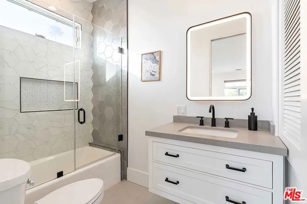 3496 Redwood Avenue Los Angeles, CA 90066