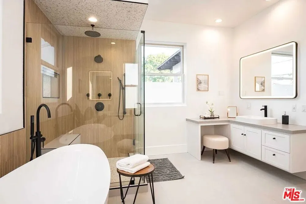 3496 Redwood Avenue Los Angeles, CA 90066