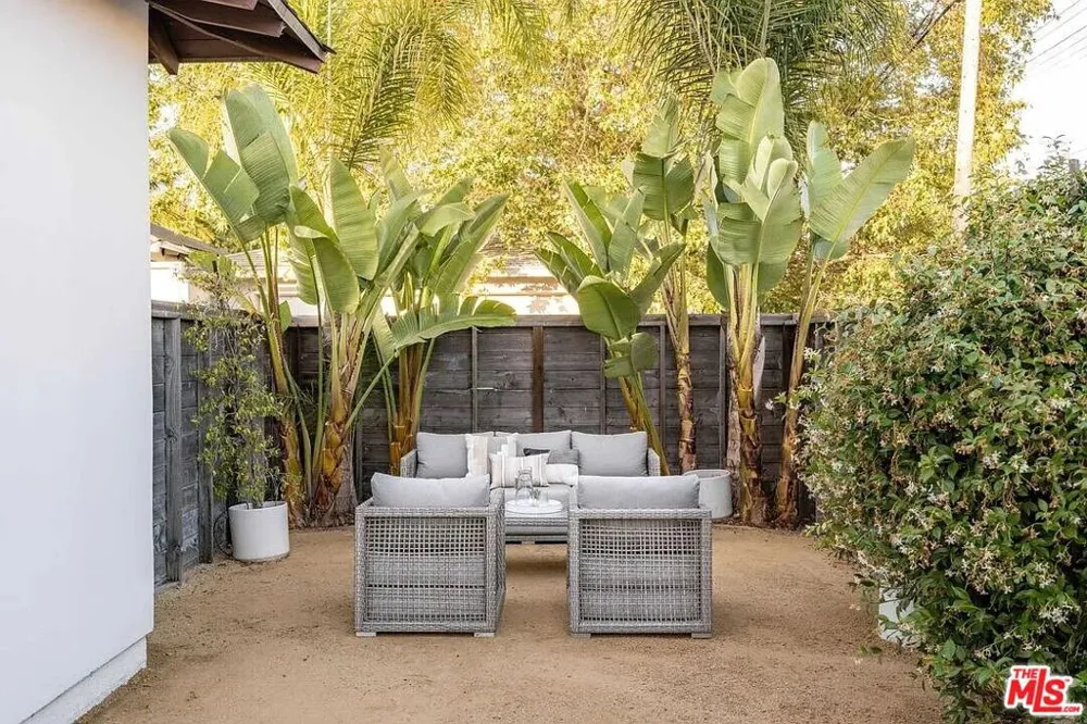 3496 Redwood Avenue Los Angeles, CA 90066