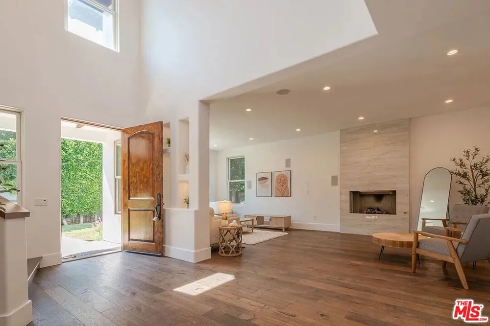 3496 Redwood Avenue Los Angeles, CA 90066