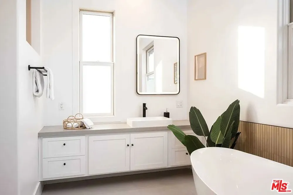 3496 Redwood Avenue Los Angeles, CA 90066