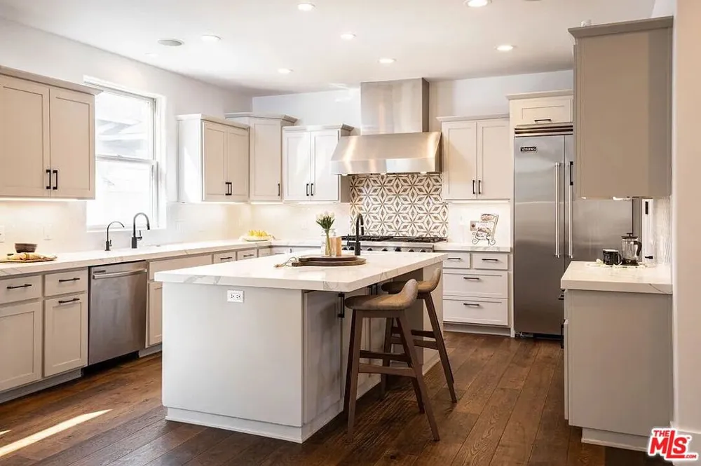 3496 Redwood Avenue Los Angeles, CA 90066