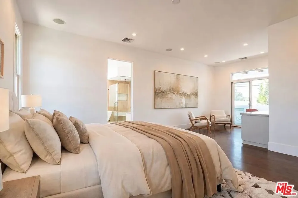 3496 Redwood Avenue Los Angeles, CA 90066