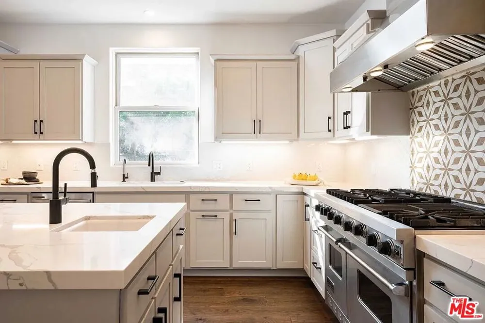 3496 Redwood Avenue Los Angeles, CA 90066