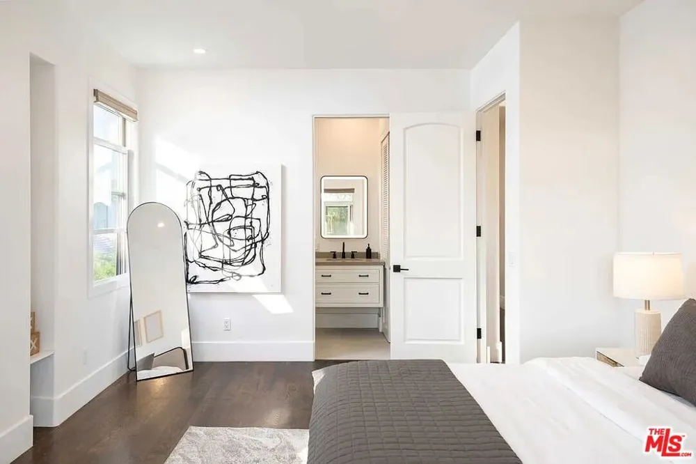3496 Redwood Avenue Los Angeles, CA 90066