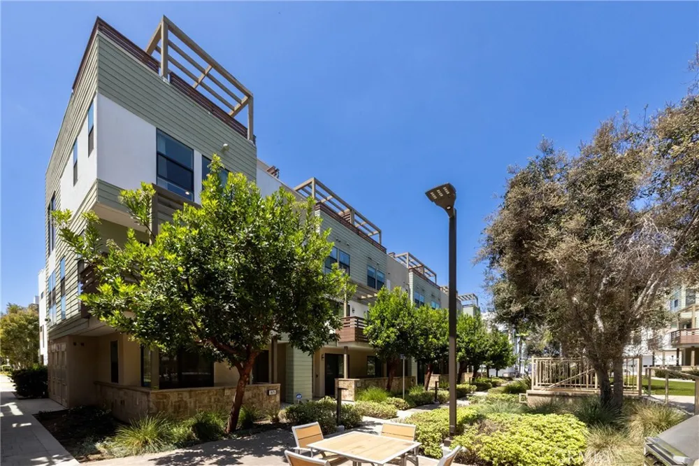 1675 Grand View Costa Mesa, CA 92627