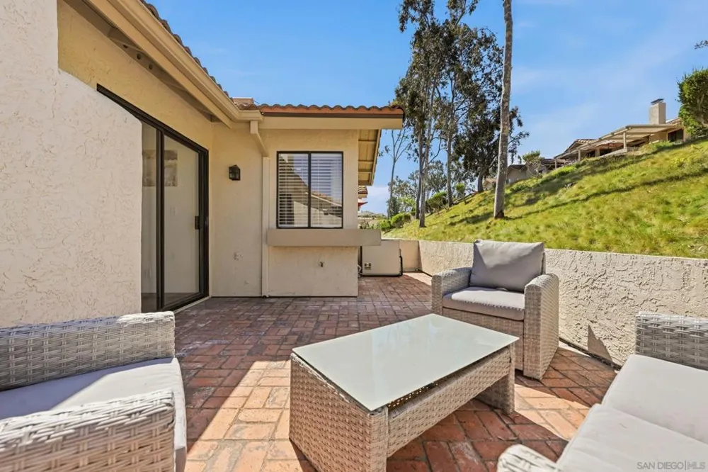 12855 Via Moura San Diego, CA 92128