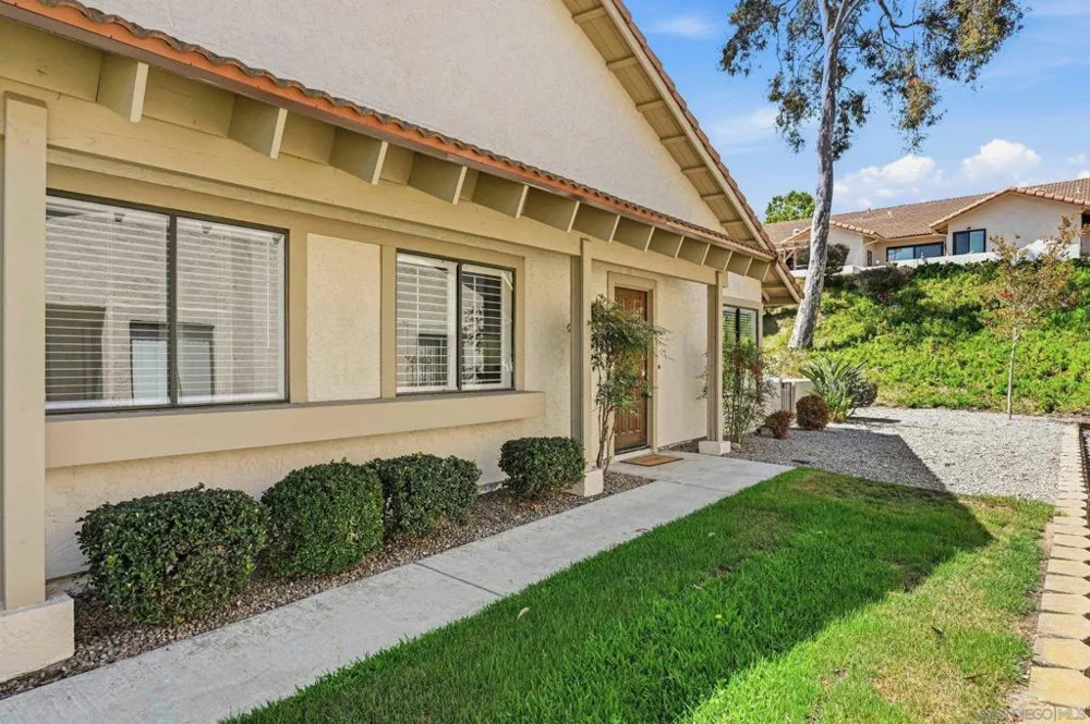 12855 Via Moura San Diego, CA 92128