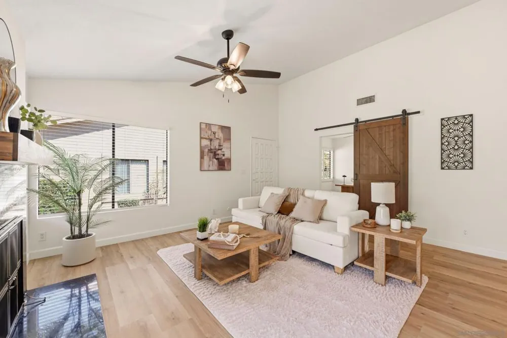 12855 Via Moura San Diego, CA 92128