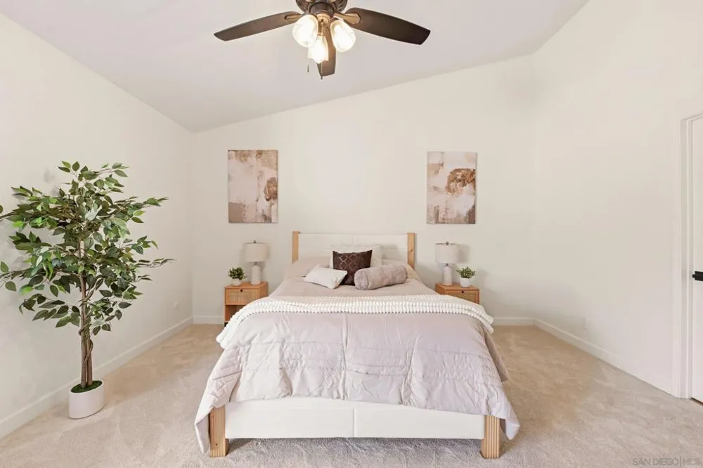 12855 Via Moura San Diego, CA 92128