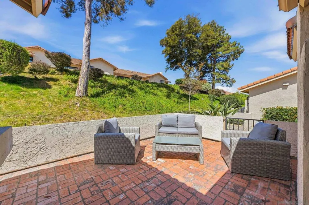 12855 Via Moura San Diego, CA 92128
