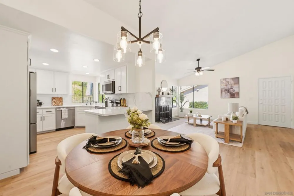 12855 Via Moura San Diego, CA 92128