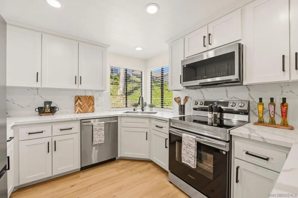 12855 Via Moura San Diego, CA 92128