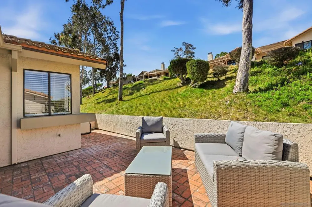12855 Via Moura San Diego, CA 92128