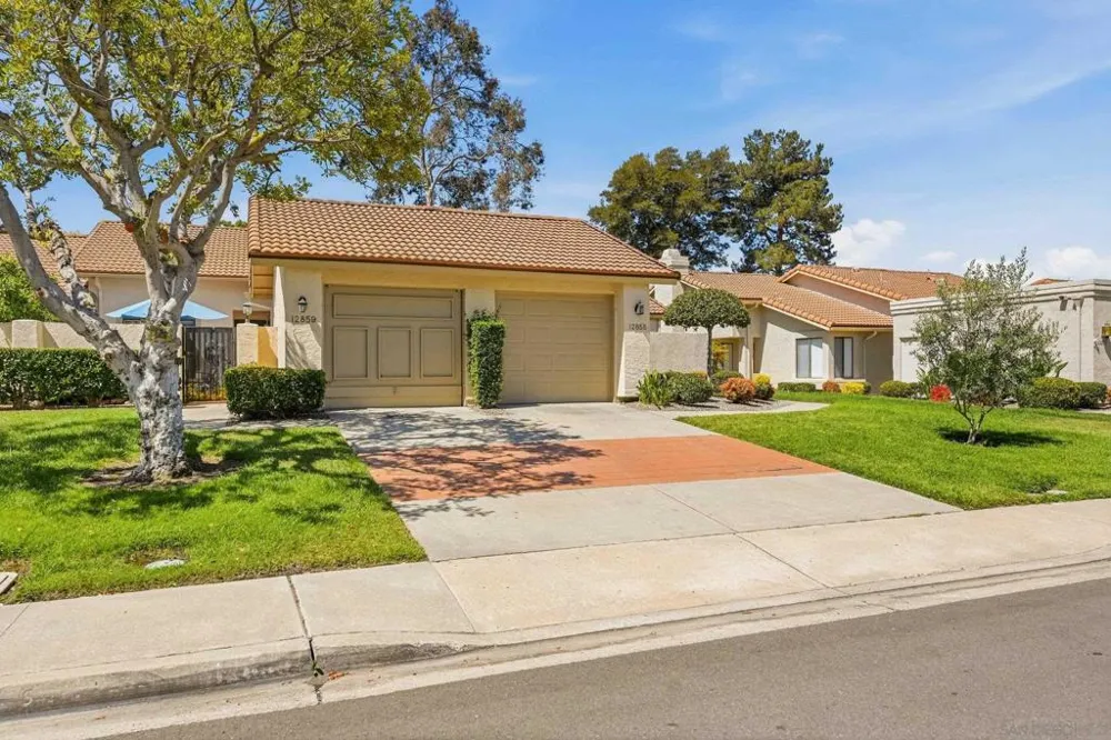 12855 Via Moura San Diego, CA 92128