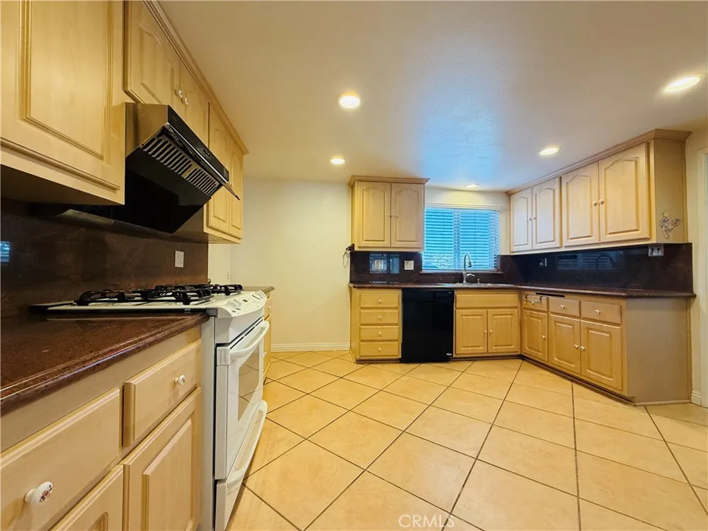 1525 W Houston Avenue Fullerton, CA 92833
